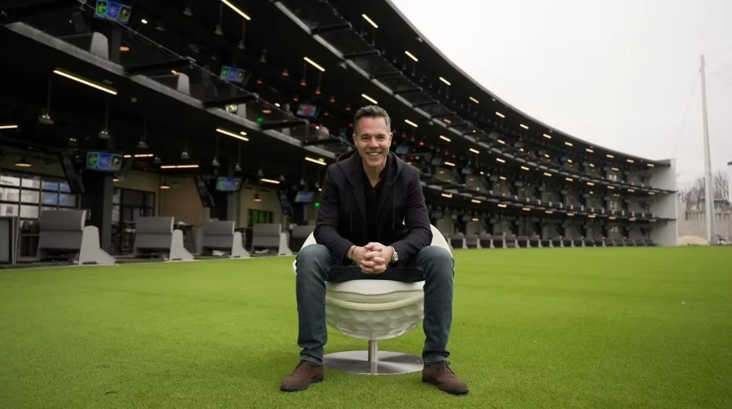 David Speiser in der Topgolf-Anlage