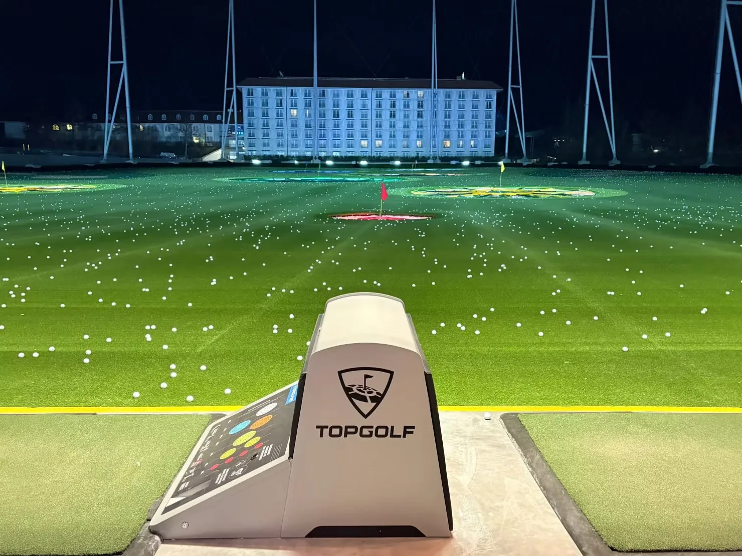 Topgolf Wien bei Nacht