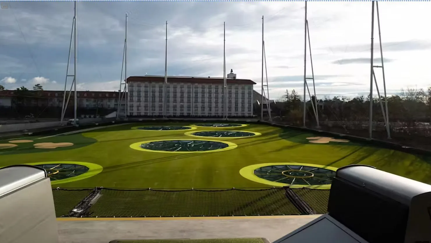 Topgolf Wien – Außenfeld mit Hotel im Hintergrund