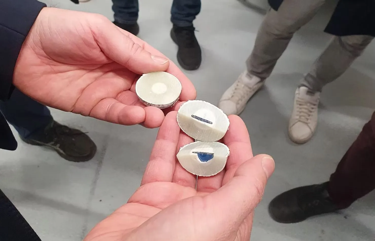 Aufgeschnittener Golfball mit eingebautem Chip