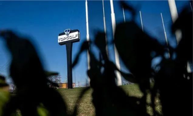 Topgolf-Schriftzug vor der Anlage