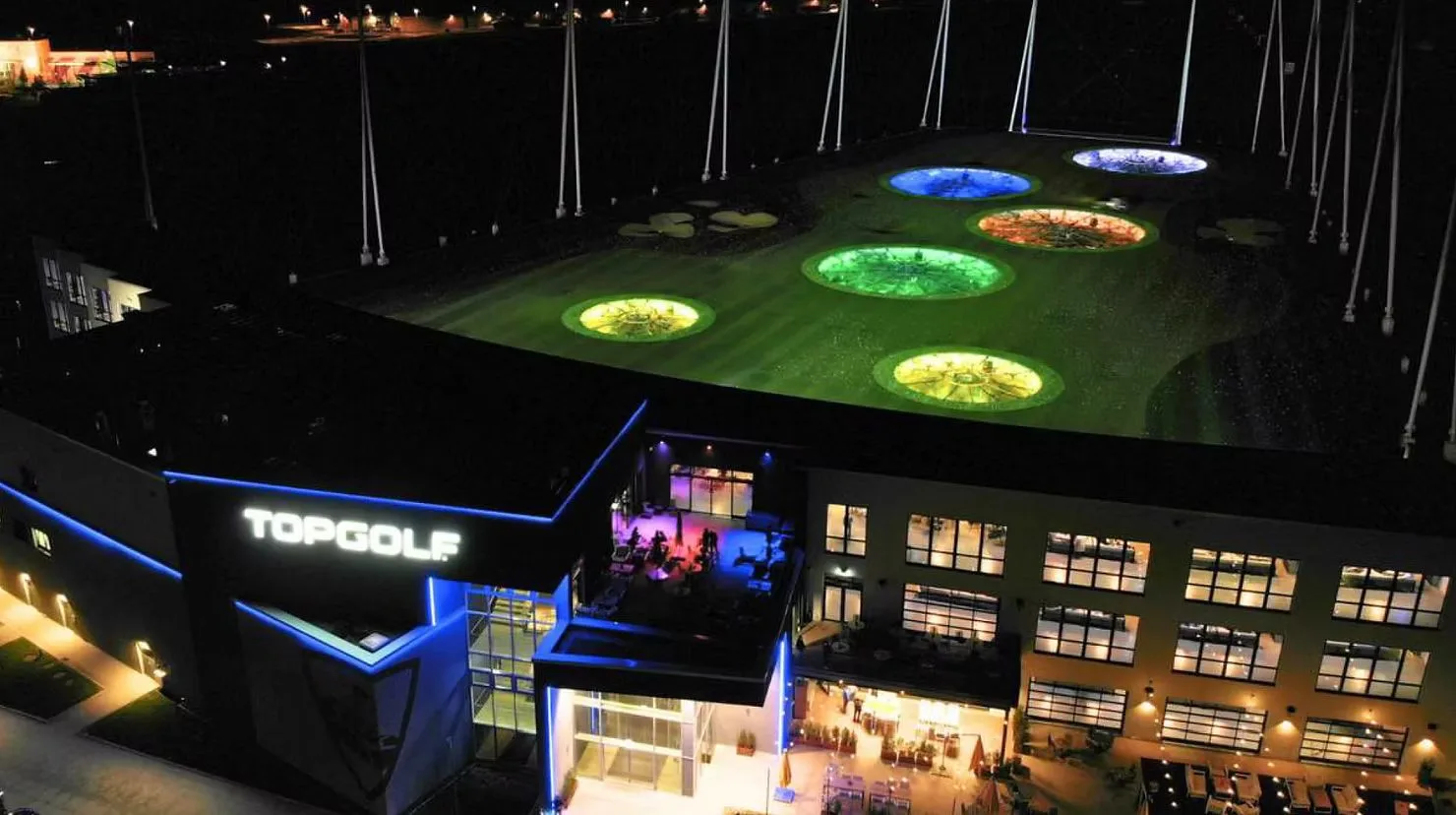 Topgolf-Anlage bei Nacht
