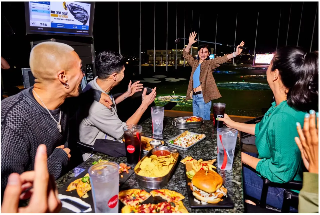 Gruppe feiert bei Topgolf Wien