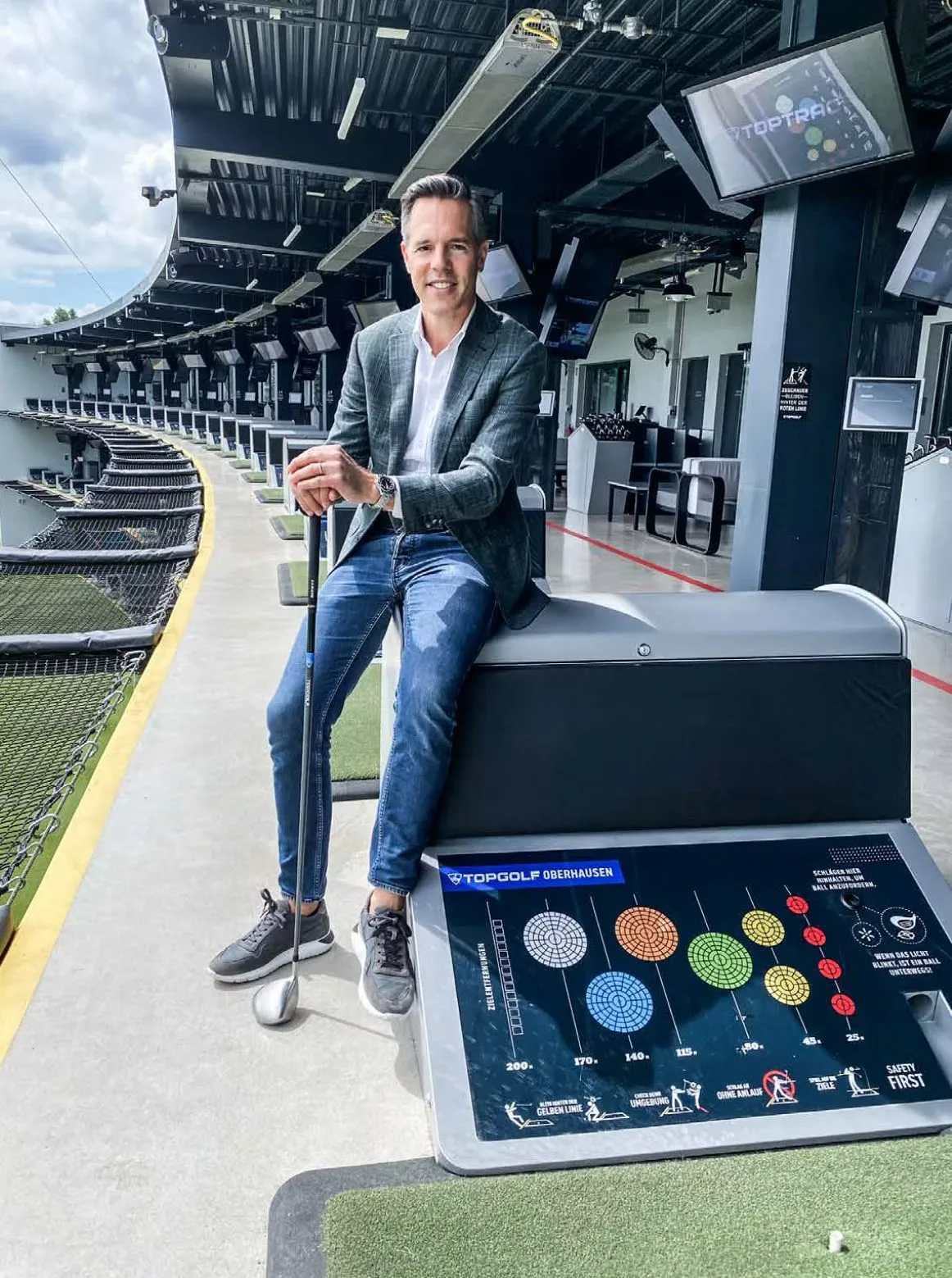 David Speiser in der Topgolf-Anlage Oberhausen