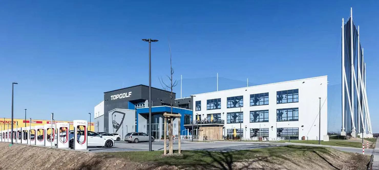 Topgolf-Gebäude in Oberhausen mit Tesla-Superchargern