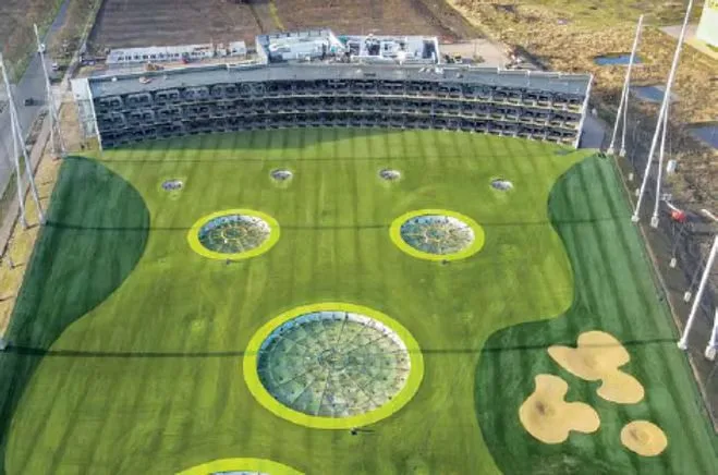 Luftaufnahme des Außenfelds der Topgolf-Anlage Oberhausen