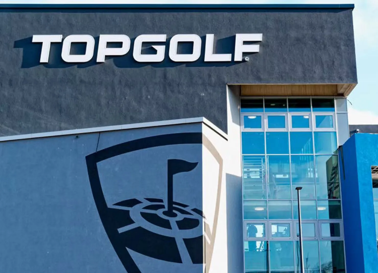 Topgolf-Gebäude mit Logo