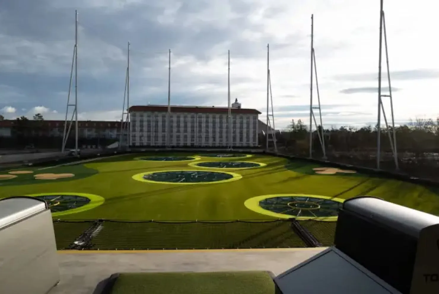 Außenfeld der Topgolf-Anlage bei Tag