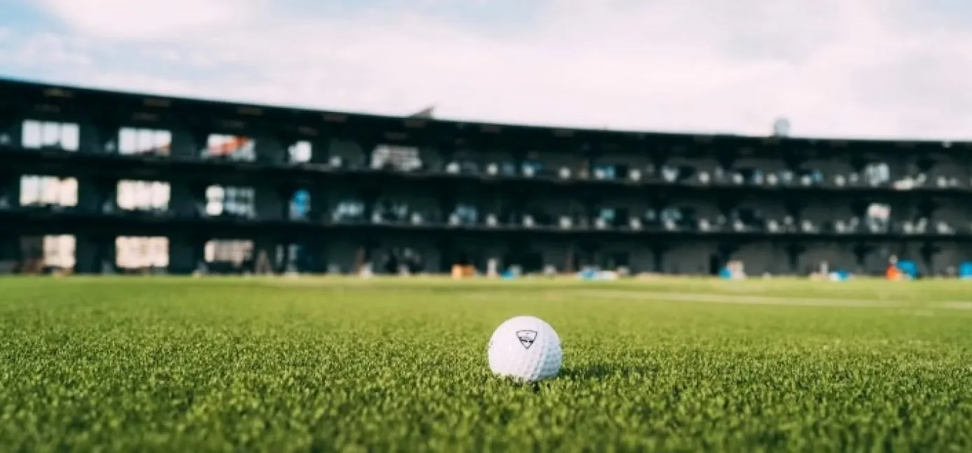 Topgolf Wien – Golfball auf dem Außenfeld