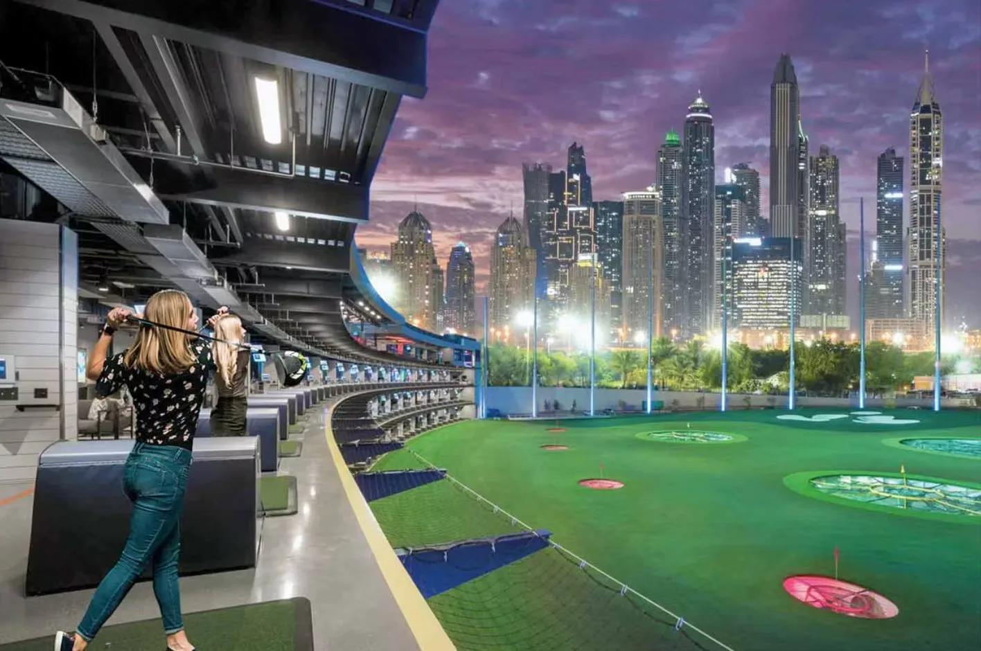 Topgolf mit Skyline im Hintergrund