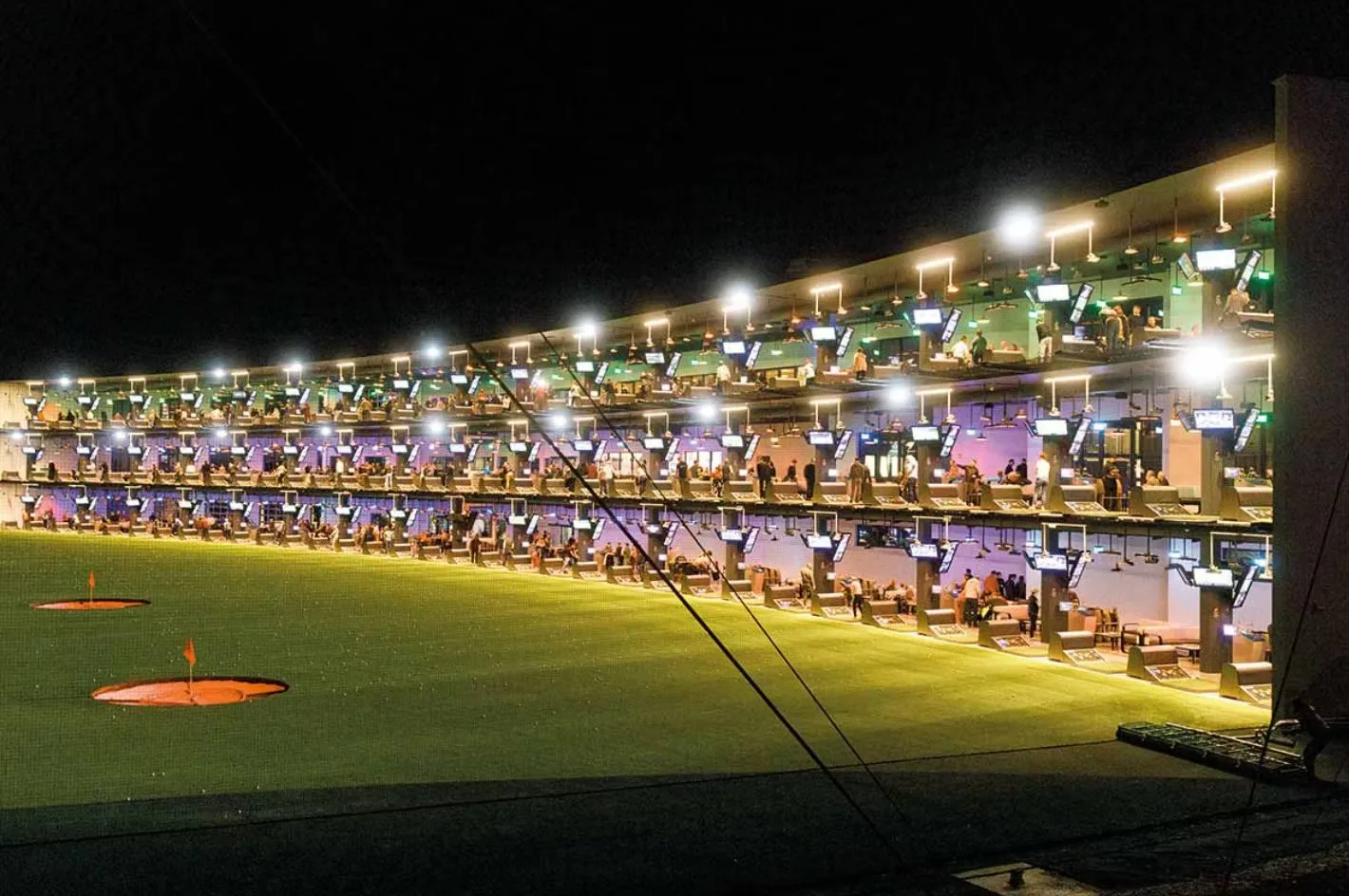 Topgolf-Anlage bei Nacht