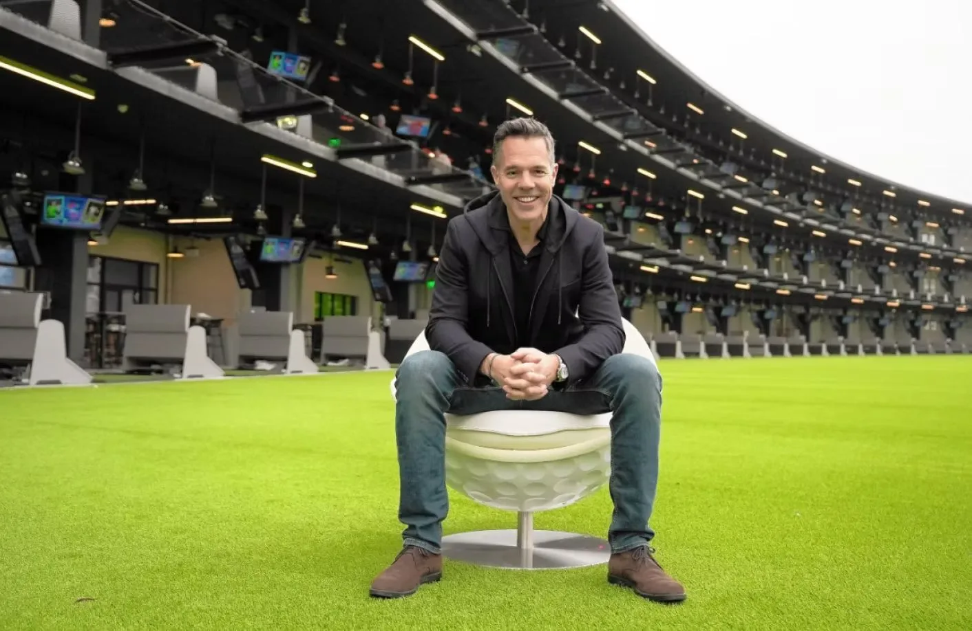 David Speiser in der Topgolf-Anlage