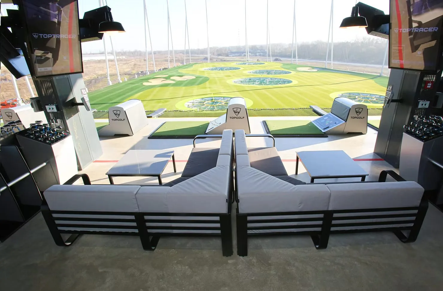 Abschlagplätze und Lounge in der Topgolf-Anlage Oberhausen