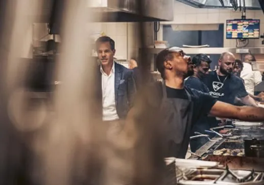 David Speiser in der Küche der Anlage