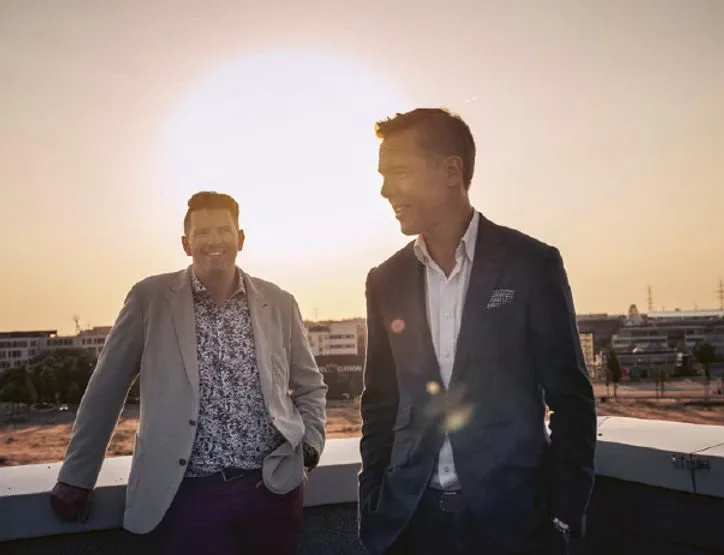 David Speiser und Geschäftspartner bei Sonnenuntergang