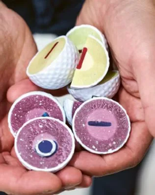 Aufgeschnittene Golfbälle mit Chip