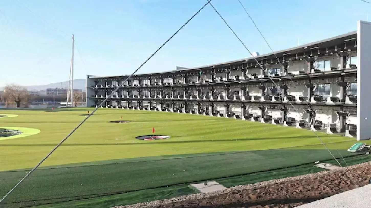 Topgolf Wien – Außenfeld bei Tag