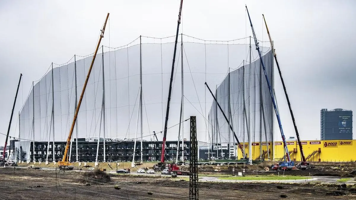 Skyline am Centro Oberhausen: Neue 52 Meter hohe Außennetze